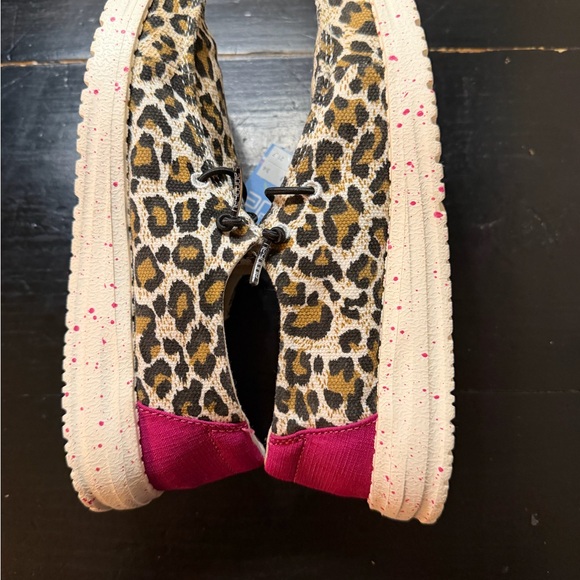 Hey Dude Girl's Wendy Youth Cheetah Hot Pink 130129758 Size Y2 /L3 Slip On Shoes - Picture 9 of 10